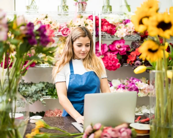 logiciel sur tablette tactile dans le magasin pépinière / fleuriste